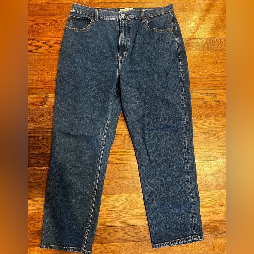 Ambercrombie and Fitch 90's Straight Ultra High Rise Jeans dark wash. Never worn